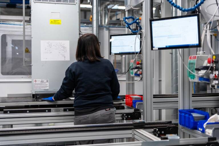 Operator engaged at the end of line in the testing bays of the product HVAC after the gas charge, while controlling the parameters through the supervision software Movin ActionHUB