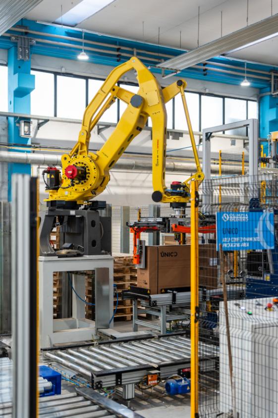 Robot industrial while independently packing the finished product at the end of line