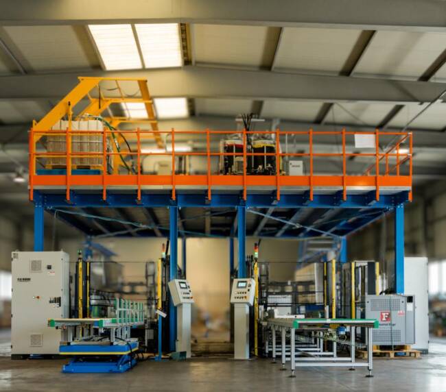Foam panel preparation area designed by Movin, featuring a mezzanine, polyurethane injection system and foaming molds upstream of the commercial refrigeration cabinet assembly line