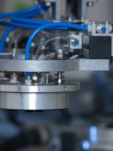 Vacuum gripper for handling circular cutting blades during the painting and screen-printing process