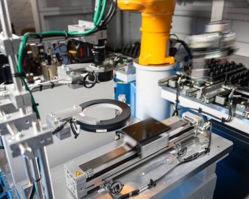 Movin inspection cell performing non-contact dimensional check on a component with micron-level tolerance