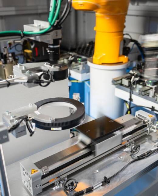 Movin inspection cell performing non-contact dimensional check on a component with micron-level tolerance