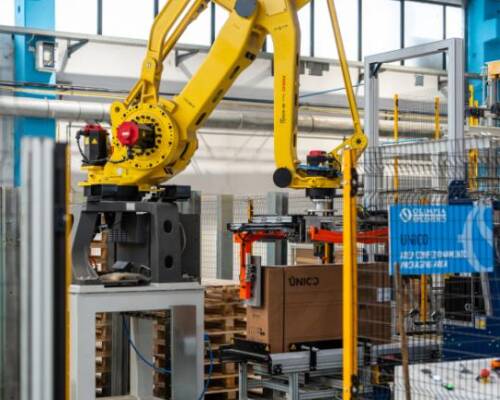 Automatic packaging station at the end of the Movin HVAC assembly line, with integrated conveying and handling systems