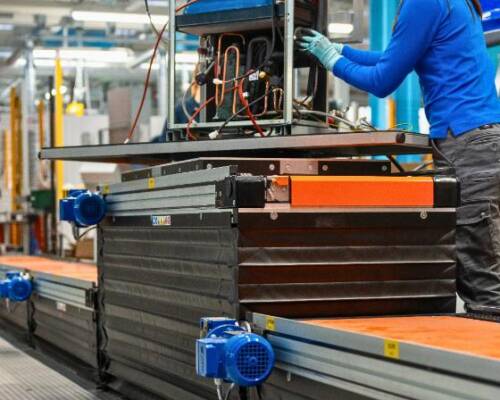 Operator workstation along the Movin HVAC assembly line, equipped with a scissor lift platform for ergonomic access to the product