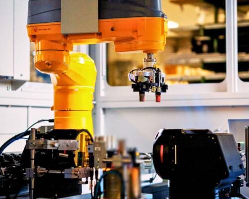 Industrial robot autonomously packaging the finished product at end-of-line within the Movin automation solution
