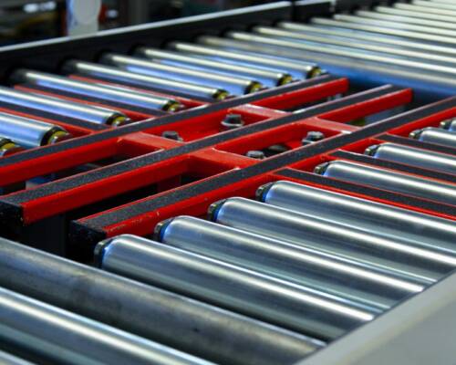 Transfer unit on a motorized roller conveyor along a Movin-built assembly line for the production of refrigerators and home appliances