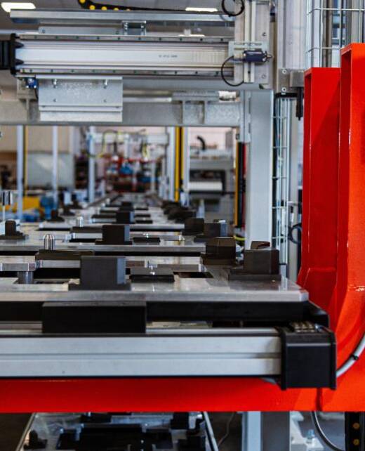 Vertical lift for changing the process pallet ahead of the electrical-test stage along the assembly and production line for ovens and microwaves